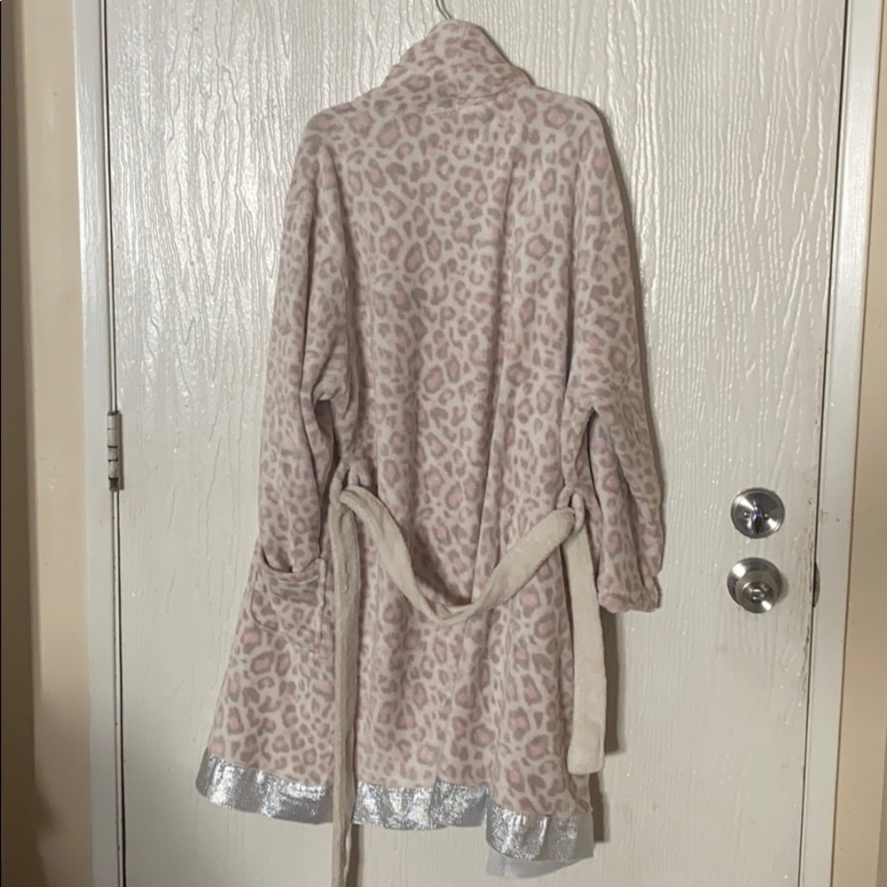 Robe - Picture 3 of 3